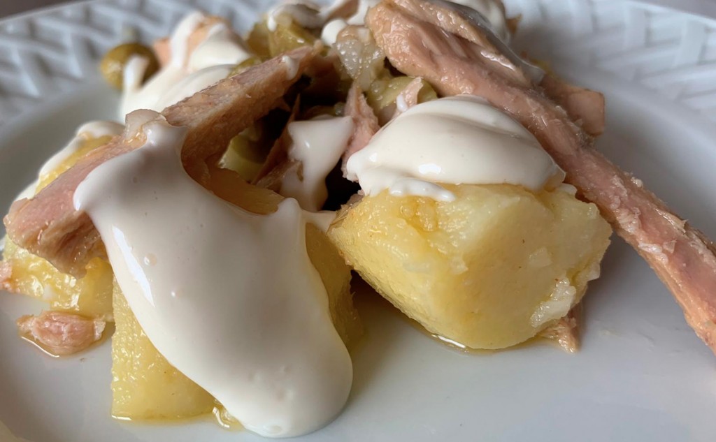 Ensalada de patata con bonito, aceitunas y cebolleta