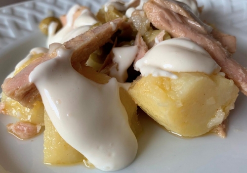 Ensalada de patata con bonito, aceitunas y cebolleta
